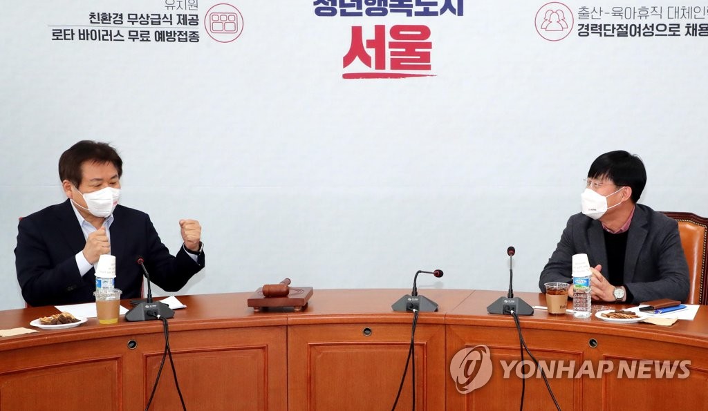 (서울=연합뉴스) 국민의힘 정양석 사무총장(왼쪽)과 국민의당 이태규 사무총장이 17일 오후 국회에서 열린 오세훈·안철수 서울시장 후보 단일화 실무협상에서 이야기하고 있다.