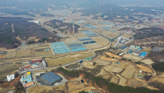 SK하이닉스 반도체클러스터가 들어설 경기 용인시 처인구 원삼면 일대 부지. 백군기 용인시장은 용인 반도체클러스터 일반산업단지 행정구역과 인근 토지를 거래한 공무원 6명 중 투기가 의심되는 공무원 3명을 확인, 경찰에 수사를 의뢰할 방침이라고 18일 밝혔다.  뉴시스