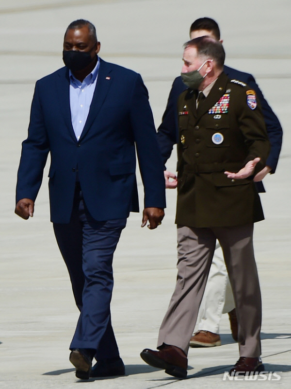 로이드 오스틴(왼쪽) 미국 국방장관이 17일 경기도 평택시 오산공군기지를 통해 입국한 뒤 로버트 에이브럼스(오른쪽) 한미연합사령관 겸 주한미군사령관과 인사하고 있다.뉴시스 제공