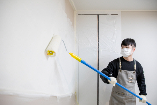 KCC가 최근 출시한 건축용 항바이러스 페인트 ‘숲으로바이오’로 아파트 내부 벽면을 칠하고 있다. KCC 제공