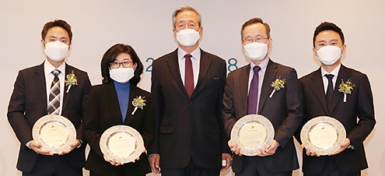 18일 서울 용산구 그랜드 하얏트호텔에서 열린 제14회 아산의학상 시상식에서 참석자들이 기념 촬영을 하고 있다. 왼쪽부터 김진홍 서울대 생명과학부 교수, 로널드 에번스 교수의 대리 수상자 조혜련 박사, 정몽준 아산사회복지재단 이사장, 구본권 서울대 의대 내과 교수, 유창훈 울산대 의대 내과 교수. 아산재단 제공