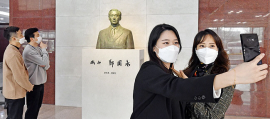 아산(峨山) 정주영 현대 명예회장의 흉상이 현대차그룹 계동사옥 별관에서 본관으로 이전 설치된 가운데, 현대차그룹 직원들이 흉상 앞에서 기념사진을 찍으며 정 명예회장의 업적과 정신을 되새기고 있다.  현대차그룹 제공