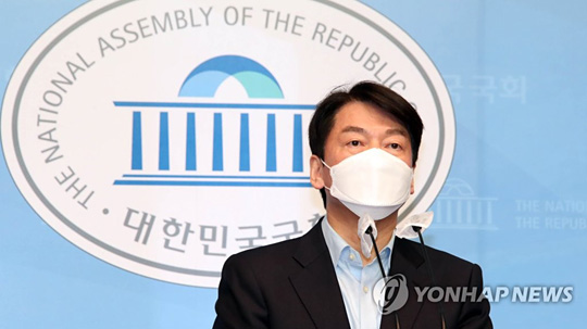 (서울=연합뉴스) 국민의당 안철수 서울시장 후보가 19일 국회 소통관에서 기자회견을 열고 국민의힘의 단일화 요구를 수용하겠다고 발표하고 있다. 안 후보는 “국민의힘 김종인 비상대책위원장과 오세훈 후보가 요구한 단일화 방식을 수용하겠다”고 말했다.