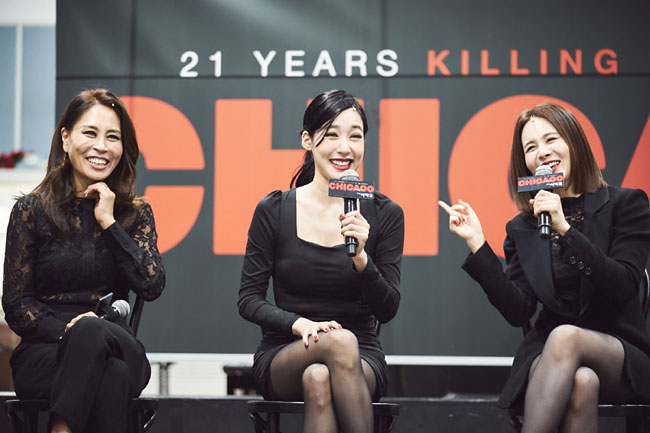 4월 개막하는 뮤지컬 ‘시카고’에 출연하는 배우들이 18일 열린 유튜브 간담회에서 질문에 답하고 있다. 왼쪽부터 최정원, 티파니 영, 아이비.