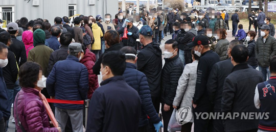 (서울=연합뉴스) 19일 오전 서울시 구로구역 앞에 설치된 코로나19 임시선별검사소를 찾은 시민과 외국인 등이 검체 검사를 위해 대기하고 있다. 2021.3.19