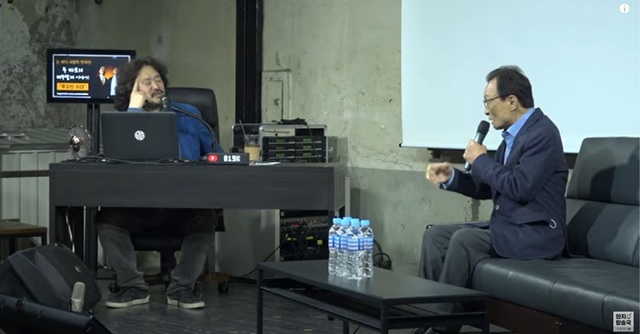 [서울=뉴시스] 김어준(왼쪽)씨와 이해찬 더불어민주당 전 대표가 지난 19일 공개 방송에서 대화를 나누고 있다. (사진=김어준의 다스뵈이다 115회 영상 캡처)