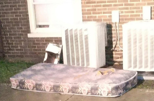 미국 8살 소녀가 3층에서 던진 매트리스 [시카고 소방서 제공. 재판매 및 DB 금지.]