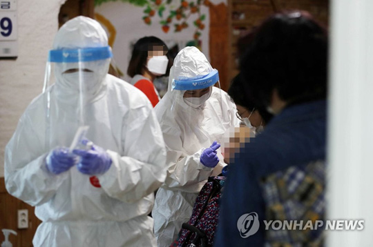 (광주=연합뉴스) 19일 오전 광주 북구의 한 감염병 취약시설에서 북구보건소 의료진들이 선제적 진담검사를 실시하고 있다. 2021.3.19 [광주 북구청 제공. 재판매 및 DB 금지]