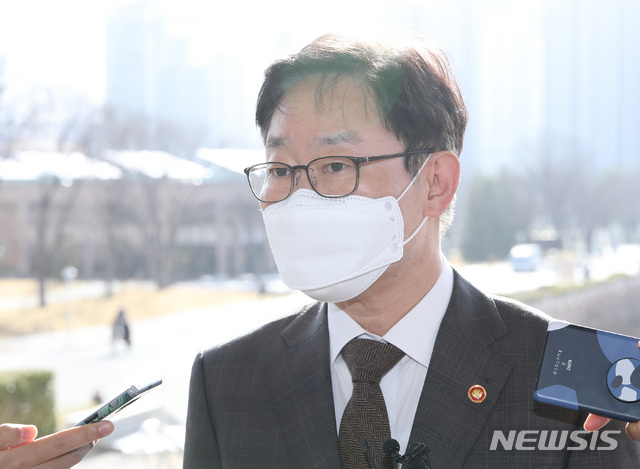 [과천=뉴시스]박범계 법무부 장관이 지난 17일 경기 과천시 법무부 청사로 출근하며 취재진의 질문에 답하고 있다. 2021.03.17.