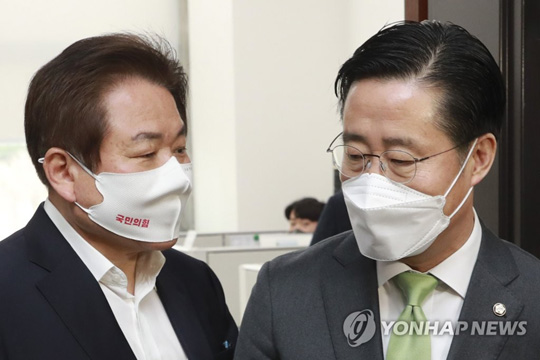 (서울=연합뉴스) 국민의힘 정양석 사무총장과 국민의당 이태규 사무총장이 18일 오전 서울 여의도 국회에서 오세훈-안철수 서울시장 후보의 야권 단일화 협상 결과 브리핑을 마친 뒤 헤어지고 있다. 양당 사무총장은 “단일화 실무 협상을 벌였지만 끝내 합의에 이르지 못했다”며여론조사를 통해 후보등록 전 단일화하려던 시도가 사실상 불발됐음을 밝혔다. 2021.3.18