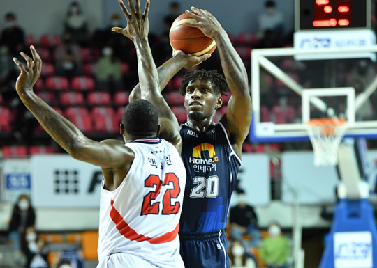 KCC의 라건아 [KBL 제공. 재판매 및 DB 금지]