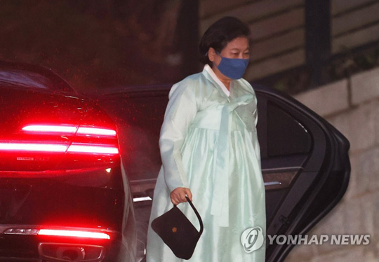 (서울=연합뉴스) 현정은 현대그룹 회장이 20일 오후 고 정주영 현대그룹 명예회장의 20주기 제사가 치러지는 정 명예회장 생전 청운동 자택으로 들어가고 있다. 2021.3.20