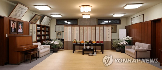 (서울=연합뉴스) 고(故) 정주영 현대그룹 명예회장의 20주기 제사가 열린 20일 오후 서울 종로구 청운동 정 명예회장 옛 자택이 공개됐다. 2020.3.20
