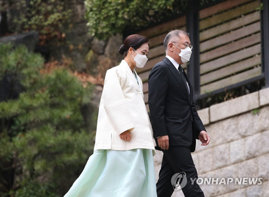 (서울=연합뉴스)  정의선 현대차그룹 회장 부부가 20일 오후 고 정주영 현대그룹 명예회장의 20주기 제사가 치러지는 정 전 명예회장 생전 청운동 자택으로 들어가고 있다. 2021.3.20