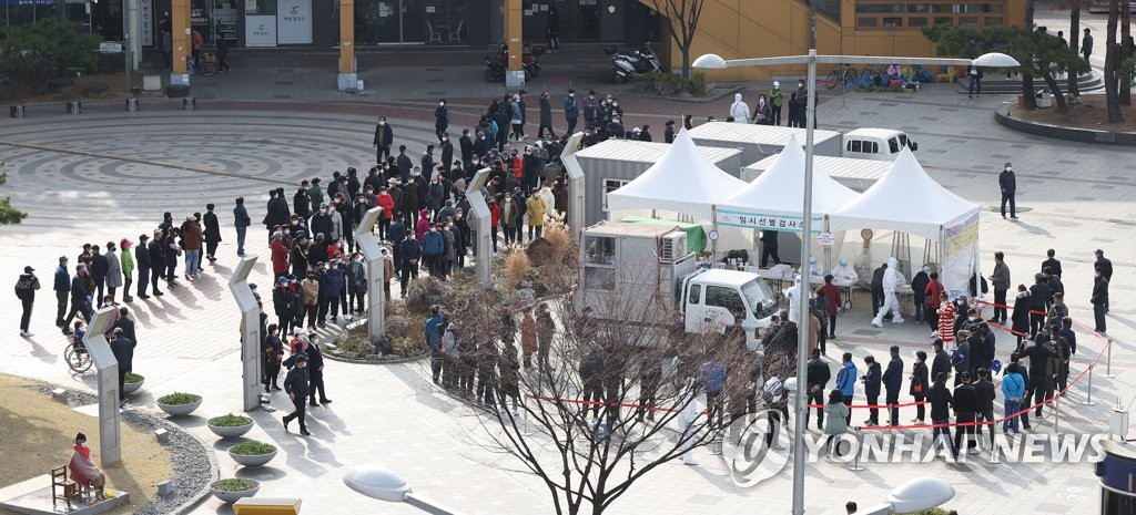 (서울=연합뉴스) 19일 오전 서울시 구로구역 앞에 설치된 코로나19 임시선별검사소를 찾은 시민과 외국인 등이 검체 검사를 위해 대기하고 있다. 2021.3.19
