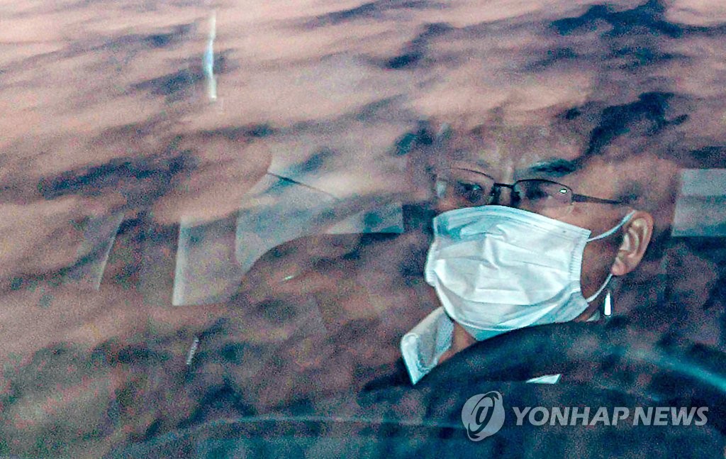 (서울=연합뉴스) ‘한명숙 모해위증 의혹’ 사건을 재심의하기 위한 대검부장·고검장 회의가 열리는 19일 오전 검찰총장 직무대행인 조남관 대검 차장검사가 서울 서초구 대검찰청으로 출근하고 있다. 2021.3.19