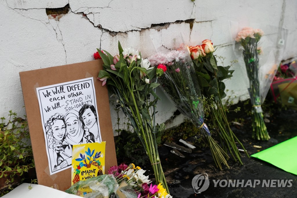 총격 현장에 놓인 꽃 [AP=연합뉴스자료사진]
