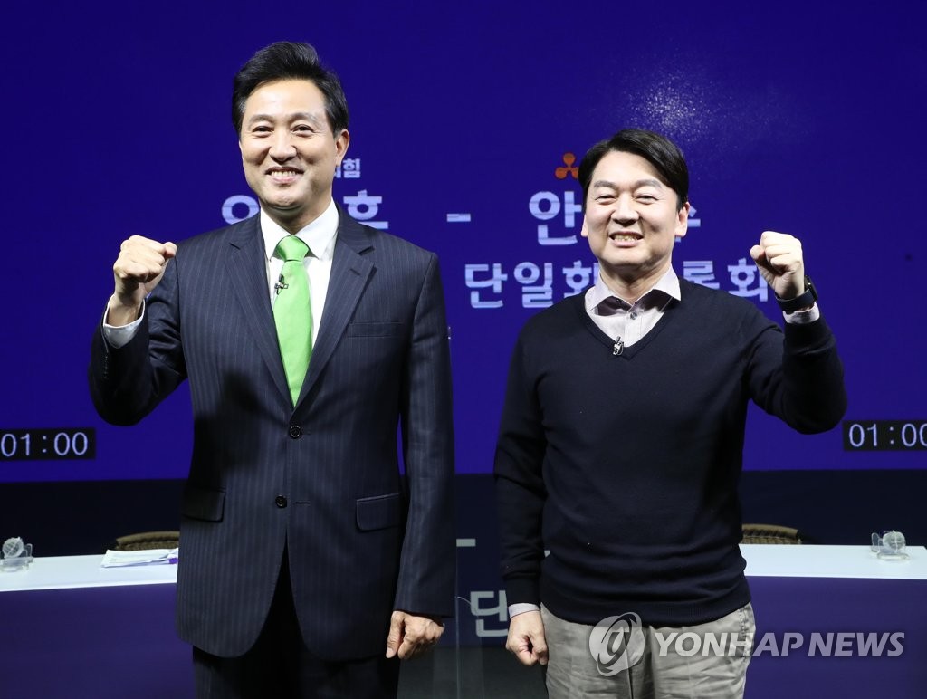 단일화 TV토론회 나선 국민의힘 오세훈-국민의당 안철수 서울시장 후보 [연합뉴스 자료사진]