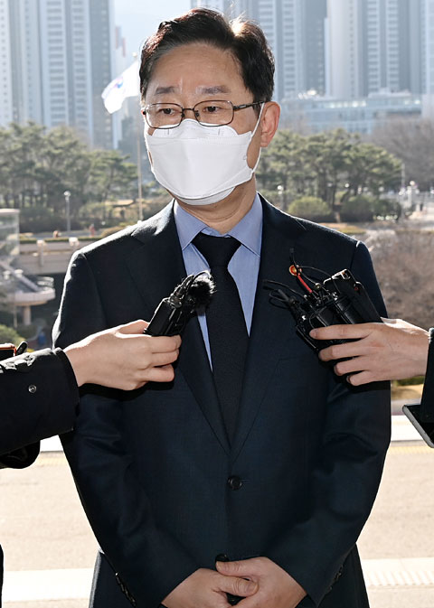 박범계 법무부 장관이 22일 오전 경기 과천 정부과천청사의 법무부로 출근하며 불기소로 결론 난 검찰의 ‘한명숙 전 국무총리 모해위증 의혹 사건’ 재심의 결과에 대해 취재진의 질문을 받고 있다.