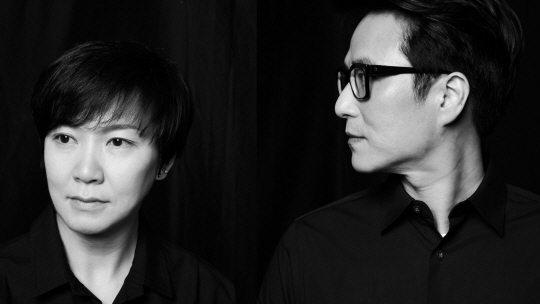 문경원(왼쪽), 전준호 작가. 문 작가는 “어느 사진작가께서 예술가답게 찍어주겠다고 해 포즈를 취했는데, 좀 심각하게 나온 게 아닌가 싶다”며 웃었고, 전 작가는 “정면으로 얼굴이 보이는 게 부담스러워 옆모습으로 했다”고 설명했다. 국립현대미술관 제공