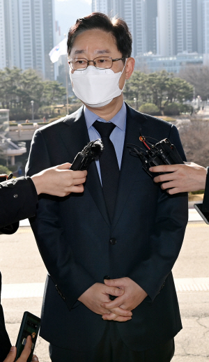 박범계 법무부 장관이 22일 오전 경기 과천 정부과천청사의 법무부로 출근하며 불기소로 결론 난 검찰의 ‘한명숙 전 국무총리 모해위증 의혹 사건’ 재심의 결과에 대해 취재진의 질문을 받고 있다.