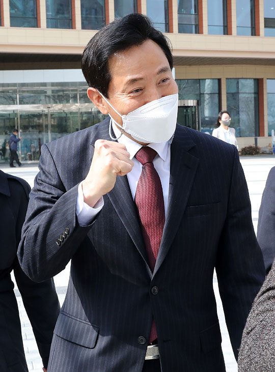 ‘4·7’ 서울시장 보궐선거 야권 단일 후보로 선출된 오세훈 국민의힘 후보가 23일 오전 기자회견을 마친 뒤 국회 본관을 나서며 취재진을 향해 주먹을 불끈 쥐어 보이고 있다. 국회사진기자단
