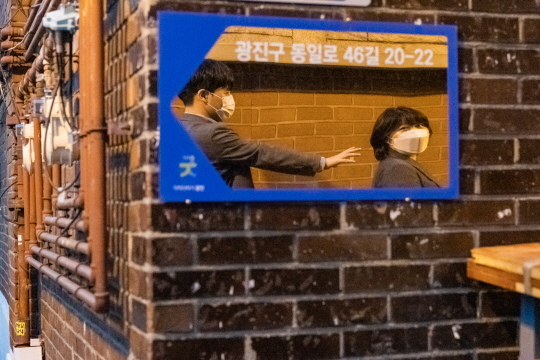 서울 광진구 군자동 주택가에 주민들의 안전한 귀가를 유도하기 위해 설치된 안심 거울.