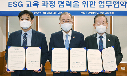 서승환(앞줄 왼쪽부터) 연세대 총장과 반기문 ‘보다 나은 미래를 위한 반기문재단’ 이사장, 이동건 유엔글로벌콤팩트 한국협회장이 22일 서울 서대문구 연세대 본관에서 ‘환경·사회·지배구조(ESG) 교육 과정 협력을 위한 업무협약’을 체결하고 있다. 신창섭 기자