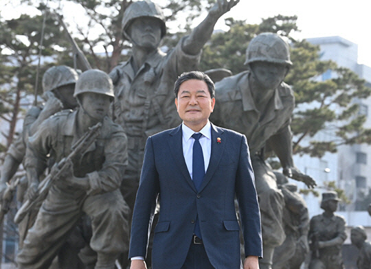 황기철 국가보훈처장이 지난 1월 27일 서울 용산구 전쟁기념관 호국용사 동상 앞에서 포즈를 취하고 있다. 김동훈 기자