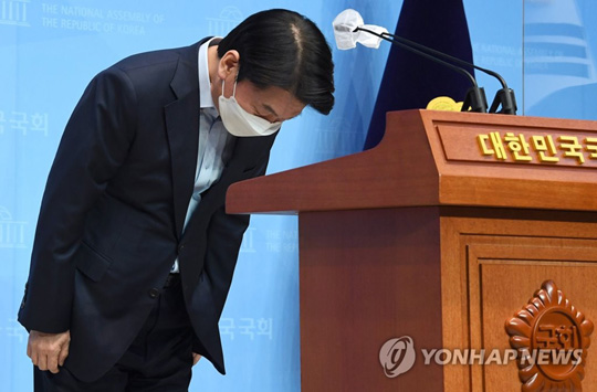 (서울=연합뉴스) 야권 단일화 경선에서 패한 국민의당 안철수 서울시장 후보가 23일 국회 소통관에서 입장을 밝힌 뒤 고개숙여 인사고 있다. 2021.3.23