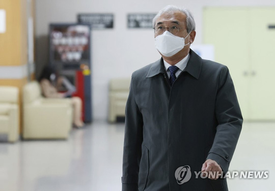 (서울=연합뉴스)  이민걸 전 법원행정처 기획조정실장이 23일 오후 서초구 서울중앙지방법원에서 열린 1심 선고공판에 출석하고 있다. 이 전 실장은 옛 통합진보당 의원들의 지위 확인 소송에 개입하고, 국제인권법연구회 등 양승태 전 대법원장 시절 사법행정에 비판적인 판사 모임을 와해시키려 한 혐의로 재판에 넘겨졌다. 2021.3.23