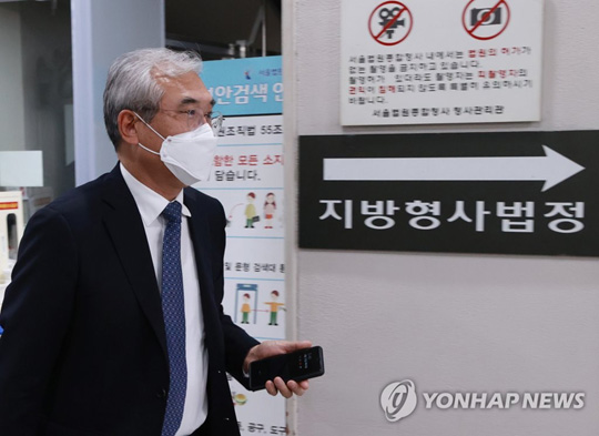 (서울=연합뉴스) 이민걸 전 법원행정처 기획조정실장이 23일 오후 서초구 서울중앙지방법원에서 열린 1심 선고공판을 마친 뒤 법정을 나서고 있다. 이 전 실장은 옛 통합진보당 의원들의 지위 확인 소송에 개입하고, 국제인권법연구회 등 양승태 전 대법원장 시절 사법행정에 비판적인 판사 모임을 와해시키려 한 혐의로 재판에 넘겨졌다. 2021.3.23