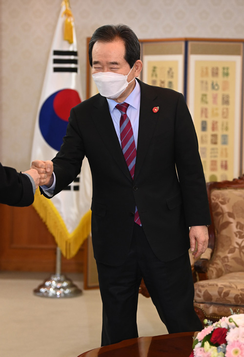 정세균 국무총리가 지난 17일 서울 종로구 정부서울청사 집무실에서 인터뷰를 갖기에 앞서 기자와 주먹 인사를 나누고 있다.