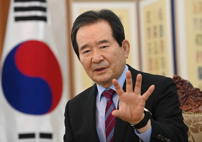 정세균 국무총리가 지난 17일 서울 종로구 정부서울청사 집무실에서 가진 인터뷰에서 신종 코로나바이러스 감염증(코로나19)에 대한 방역과 한국토지주택공사 개혁, 윤석열 전 검찰총장의 행보 등에 대한 생각을 밝히고 있다.