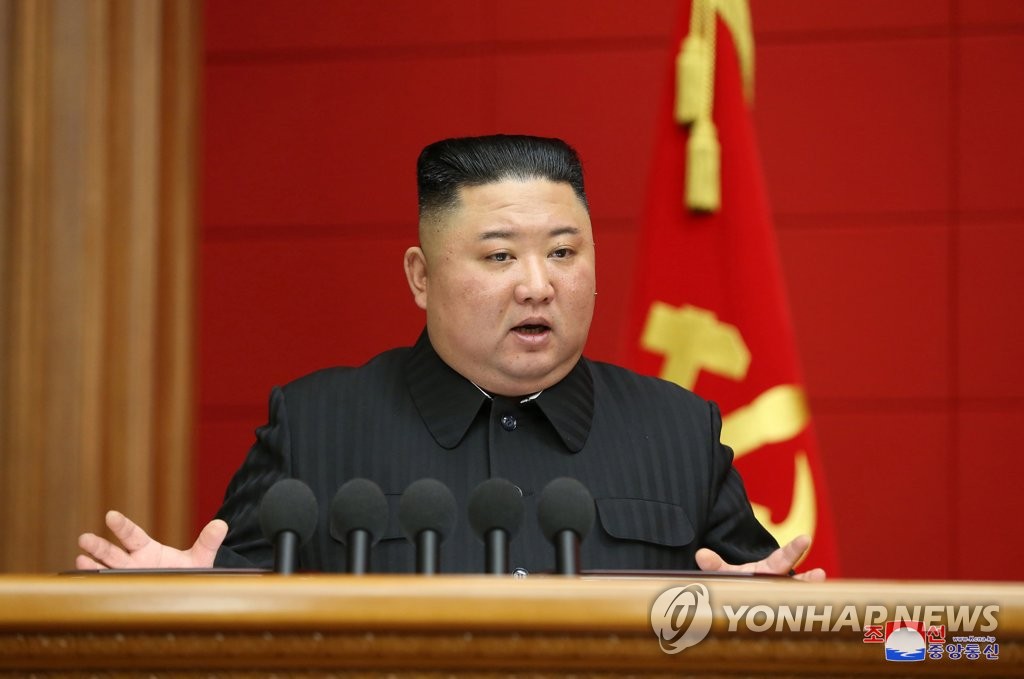 (평양 조선중앙통신=연합뉴스) 북한의 제1차 시·군당 책임비서 강습회가 전날 4일차 회의 후 종료됐다고 조선중앙통신이 7일 보도했다. 김정은 총비서가 폐강사를 하고 있다..2021.3.7