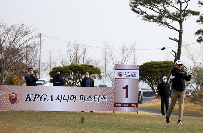 1번 홀에서 티샷하는 구자철 회장. [KPGA 제공. 재판매 및 DB 금지]