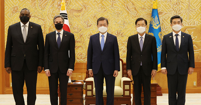 한·미 관계가 ‘포괄적 전략동맹’에서 ‘제한적 전술동맹’으로 추락했다는 지적이 많다. 문재인 대통령이 18일 청와대에서 한·미 외교·국방(2+2) 회담 참석자들과 기념촬영을 하고 있다. 연합뉴스