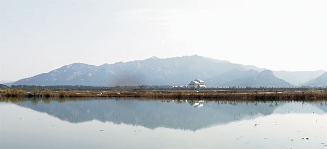 영암의 모정마을에서 모정 저수지 너머로 본 월출산. 수면에 산 그림자가 찍힌다.