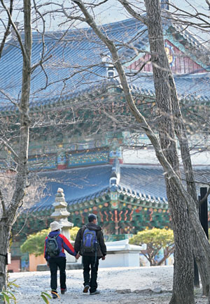 월출산 등반을 마친 등산객이 도갑사 경내로 들어서고 있다. 2층으로 지어진 대웅보전이 웅장하다.