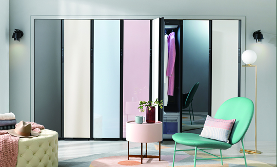 디자인이 강화된 ‘비스포크 에어드레서’가 침실, 세탁실, 현관 등 집안 곳곳에 가구처럼 설치돼 사용되고 있다.  삼성전자 제공