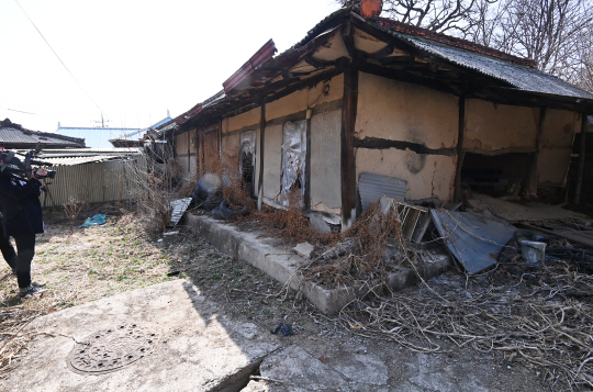 SK하이닉스 반도체 클러스터 개발예정지에 대한 용인시 공무원들의 투기 의혹이 불거져 25일 논란이 확산되고 있다. 사진은 경기도청 퇴직 공무원 A 씨 부인이 매입한 경기 용인시 처인구 원삼면 독성리 건물.  뉴시스