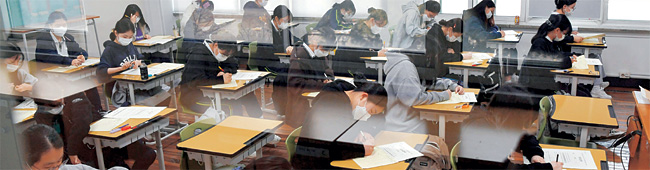 문·이과 구분 폐지 등 올해부터 달라진 대학수학능력시험을 준비하는 고3 수험생들이 25일 오전 마포구 서울여자고등학교에서 새로운 체제를 적용한 2021학년도 첫 전국연합학력평가를 치르고 있다.