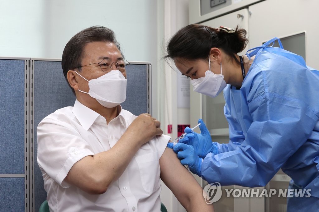 (서울=연합뉴스) 문재인 대통령이 23일 오전 서울 종로구보건소에서 아스트라제네카(AZ)사의 신종 코로나바이러스 감염증(코로나19) 백신을 맞고 있다. 2021.3.23