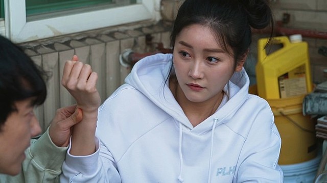 [서울=뉴시스]영화 ‘기생춘’ 스틸컷(사진=나우콘텐츠 제공)