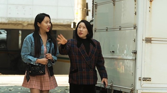 [서울=뉴시스]영화 ‘기생춘’ 제작 현장. 오른쪽이 김영희 감독(사진=나우콘텐츠 제공)