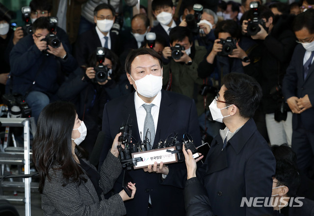 [서울=뉴시스]사의를 표명한 윤석열 전 검찰총장이 지난 4일 오후 서울 서초구 대검찰청을 떠나며 취재진 질문에 답하고 있다. 2021.03.04.