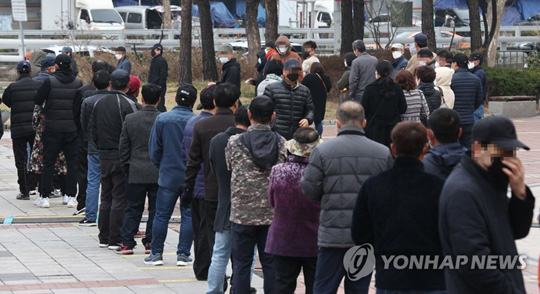 (서울=연합뉴스) 신종 코로나바이러스 감염증(코로나19) 신규 확진자가 닷새 연속 400명대를 기록한 21일 오전 서울 구로역광장에 마련된 임시 선별진료소 앞에 시민들과 외국인들이 검체 검사를 받기 위해 줄을 서 있다. 2021.3.21
