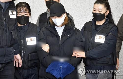 구미 3세 여아 친모 석모 씨(가운데) [연합뉴스 자료사진]