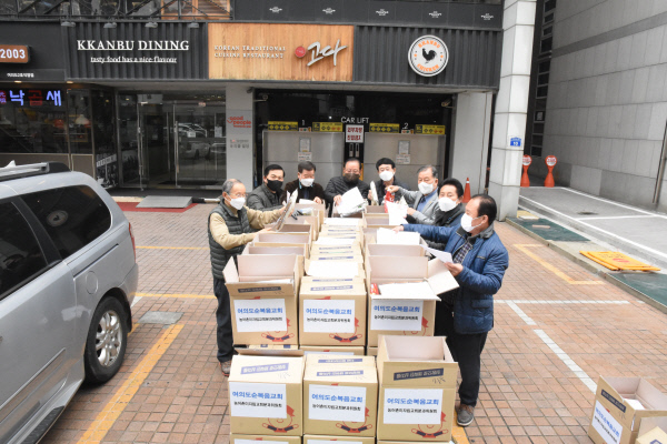 여의도순복음교회 장로회 회원들이 지난 12일 농어촌 미자립교회에 생필품과 마스크를 담은 희망상자를 배송하고 있다. 순복음교회 제공.
