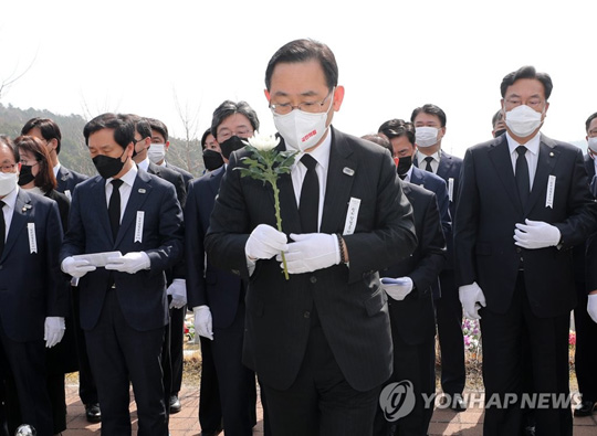(대전=연합뉴스) 국민의힘 주호형 원내대표가 서해수호의 날인 26일 오전 대전시 유성구 갑동 국립대전현충원 천안함 46용사 묘역에서 헌화하고 있다. 2021.3.26